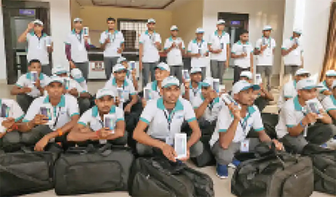 आत्मसमर्पित युवाओं को विशेष प्रशिक्षण के बाद वेलकम किट प्रदान किया गया