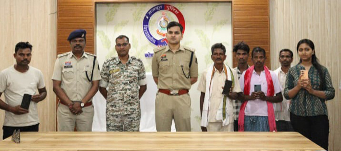 कोंड़ागांव सायबर सेल द्वारा बरामद 22 गुम हुए मोबाइल उनके मलिकों को लौटाया