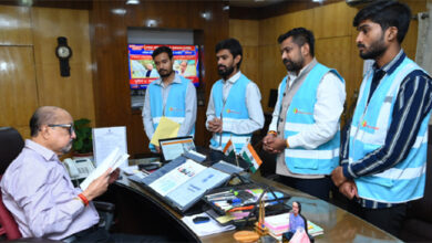 राज्यपाल डेका से फिल परमार्थ आश्रम के संस्थापक ने की भेंट