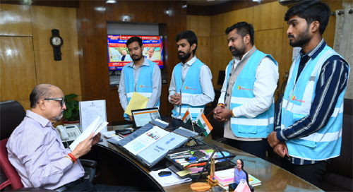 राज्यपाल डेका से फिल परमार्थ आश्रम के संस्थापक ने की भेंट