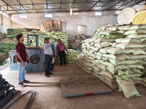 खरीफ पूर्व कृषि केंद्रों का निरीक्षण,अनियमितता पर दो केंद्रों को नोटिस खरीफ पूर्व कृषि केंद्रों का निरीक्षण,अनियमितता पर दो केंद्रों को नोटिस