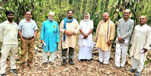 डॉ. राजाराम त्रिपाठी ने भूमि ट्रस्ट बनाकर भूमिहीन आदिवासी भाइयों को खेती हेतु भूमि देने का लिया संकल्प डॉ. राजाराम त्रिपाठी ने भूमि ट्रस्ट बनाकर भूमिहीन आदिवासी भाइयों को खेती हेतु भूमि देने का लिया संकल्प