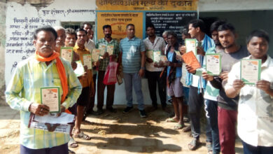 जनप्रतिनिधियों की मौजूदगी में हितग्राहियों को तीन माह का एकमुश्त चावल वितरित