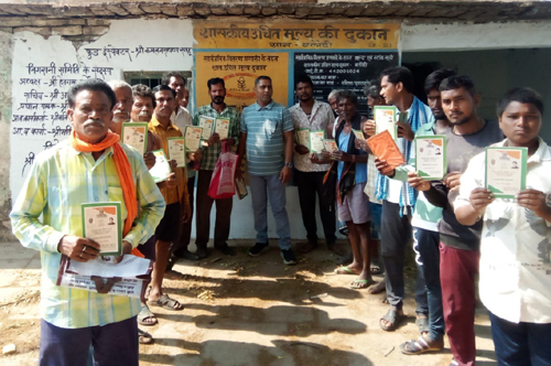 जनप्रतिनिधियों की मौजूदगी में हितग्राहियों को तीन माह का एकमुश्त चावल वितरित