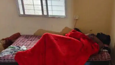 युवक ने अपनी कलाई की नस काट कर आत्महत्या कर ली