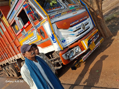 अनियंत्रित बाइक टकराई ट्रक से, दो की मौत