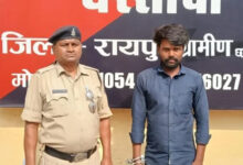 शराब दुकान के पास तलवार लहराकर लोगों को धमकाने वाला रवि गिरफ्तार