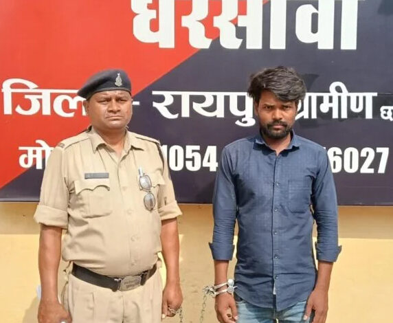 शराब दुकान के पास तलवार लहराकर लोगों को धमकाने वाला रवि गिरफ्तार शराब दुकान के पास तलवार लहराकर लोगों को धमकाने वाला रवि गिरफ्तार