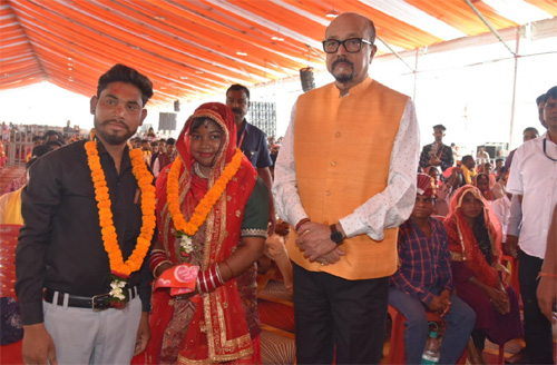 सामूहिक विवाह कार्यक्रम में शामिल हुए राज्यपाल, नवविवाहित जोड़ों को प्रदान किया आशीर्वाद