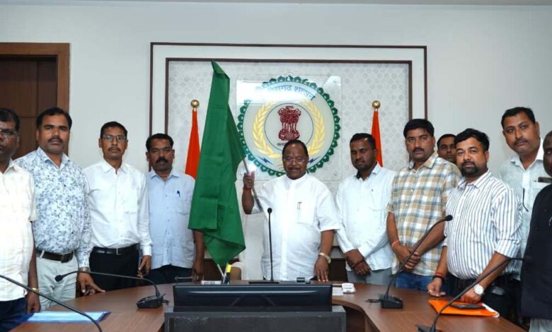 मंत्री नेताम ने बलरामपुर जिले के लिए वर्चुअल रूप से 9 नई एम्बुलेंस को दिखाई हरी झंडी मंत्री नेताम ने बलरामपुर जिले के लिए वर्चुअल रूप से 9 नई एम्बुलेंस को दिखाई हरी झंडी