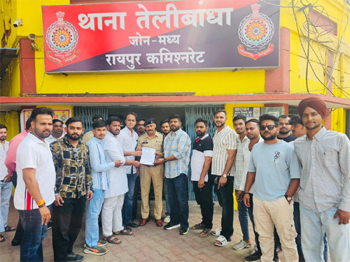 वीआईपी रोड के फार्महाउसों में अवैध नशे की पार्टियों पर रोक लगाने युकां ने की मांग वीआईपी रोड के फार्महाउसों में अवैध नशे की पार्टियों पर रोक लगाने युकां ने की मांग