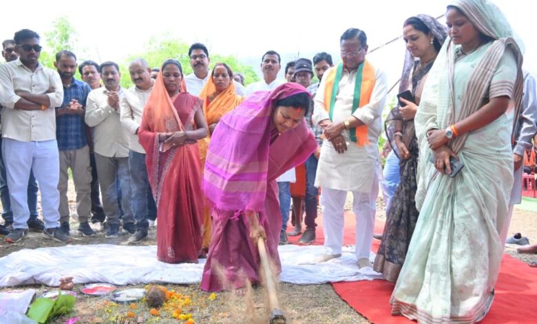 मंत्री राजवाड़े ने 13.22 करोड़ के विकास कार्यों का किया शुभारंभ मंत्री राजवाड़े ने 13.22 करोड़ के विकास कार्यों का किया शुभारंभ