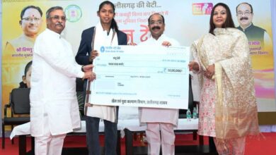 भारत को कबड्डी विश्वकप और एशियन चैंपियन बनाने वाली संजू देवी को उपमुख्यमंत्री साव ने सौंपा 50 लाख का चेक