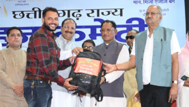 मुख्यमंत्री ने हज यात्रियों को वितरित किया फर्स्ट एड किट, सफल यात्रा के लिए शुभकामना देकर यात्रियों का किया स्वागत