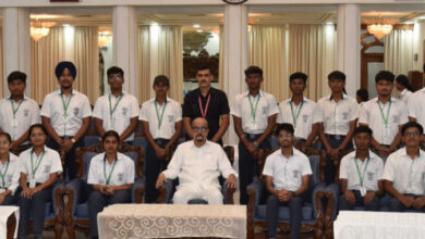 धमतरी के विद्यार्थियों ने किया लोकभवन का भ्रमण, राज्यपाल से की आत्मीय मुलाकात