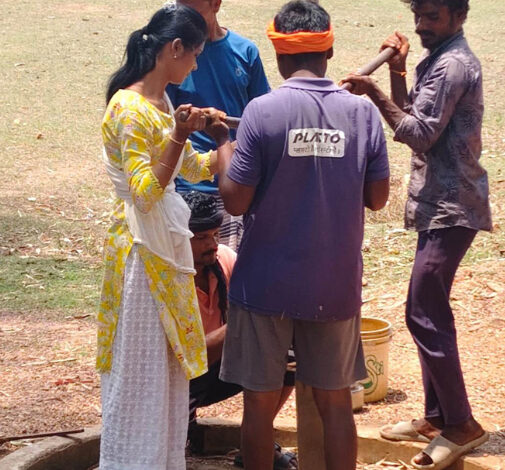 बस्तर में हैंडपंप संधारण में महिला तकनीशियन निभा रही अहम भूमिका