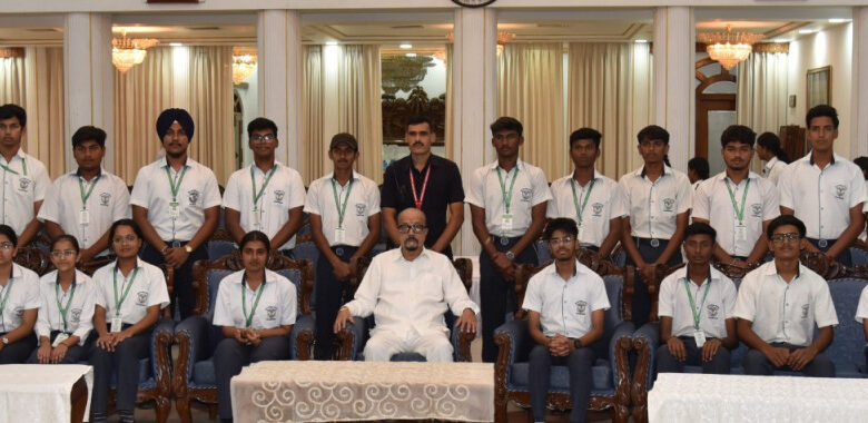 धमतरी के विद्यार्थियों ने किया लोकभवन का भ्रमण, राज्यपाल से की आत्मीय मुलाकात