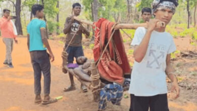 19 किलोमीटर पैदल सफर तय करने के बाद बीएसएफ की मदद से मरीज को अस्पताल पहुंचाया