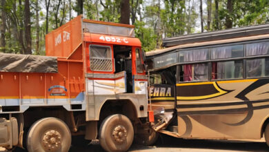 बस-ट्रक के आमने-सामने की भिड़ंत में 17 यात्री घायल, 3 गंभीर
