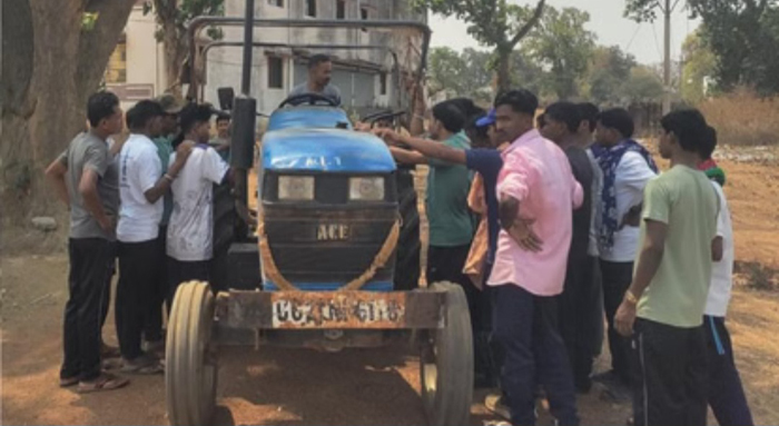 नारायणपुर पुनर्वास केंद्र में ट्रैक्टर चलाने व मरम्मत सीख रहे 40 आत्मसमर्पित नक्सली