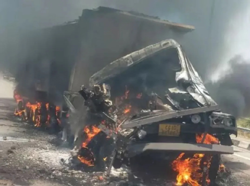 ड्राइवर को झपकी लेना पड़ा भारी, जिंदा जलाकर मौत