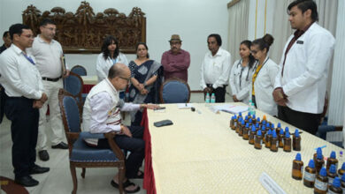 लोकभवन में लगा होम्योपैथिक स्वास्थ्य परीक्षण शिविर, राज्यपाल ने कराई जांच