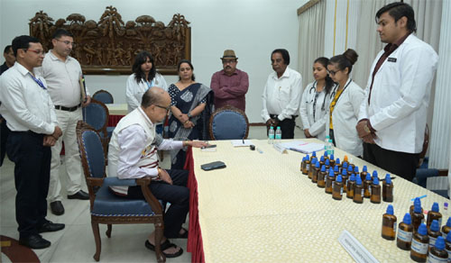 लोकभवन में लगा होम्योपैथिक स्वास्थ्य परीक्षण शिविर, राज्यपाल ने कराई जांच लोकभवन में लगा होम्योपैथिक स्वास्थ्य परीक्षण शिविर, राज्यपाल ने कराई जांच