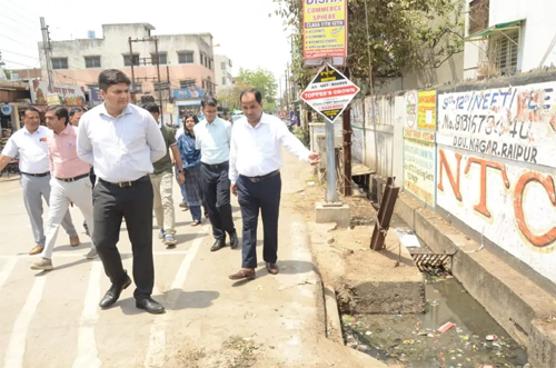 कलेक्टर निकले शहर दौरे पर, सफाई व्यवस्था का लिया जायजा कलेक्टर निकले शहर दौरे पर, सफाई व्यवस्था का लिया जायजा
