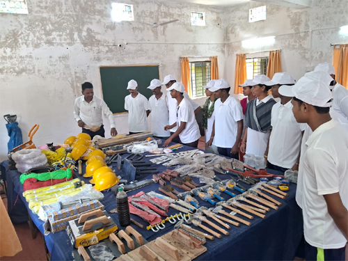 कभी बंदूक थामकर हिंसा करने वाले माओवादी अब सीख रहे हुनर कभी बंदूक थामकर हिंसा करने वाले माओवादी अब सीख रहे हुनर