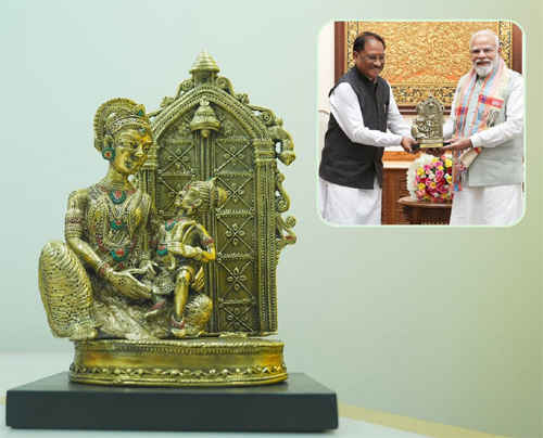 मुख्यमंत्री साय ने प्रधानमंत्री मोदी को बेल मेटल निर्मित माता कौशल्या के राम कलाकृति की भेंट मुख्यमंत्री साय ने प्रधानमंत्री मोदी को बेल मेटल निर्मित माता कौशल्या के राम कलाकृति की भेंट