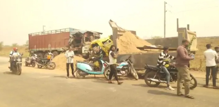 हाइवा और ट्रक की आमने-सामने टक्कर, तीन की मौत हाइवा और ट्रक की आमने-सामने टक्कर, तीन की मौत