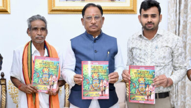 मुख्यमंत्री साय ने पद्मश्री जागेश्वर यादव के जीवन पर आधारित पुस्तक बिरहोर जननायक का किया विमोचन