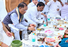 टिफिन मीटिंग में दिखी संगठन की आत्मीयता और एकजुटता, मुख्यमंत्री ने कार्यकर्ताओं के साथ किया भोजन