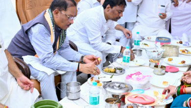 टिफिन मीटिंग में दिखी संगठन की आत्मीयता और एकजुटता, मुख्यमंत्री ने कार्यकर्ताओं के साथ किया भोजन