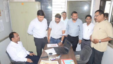 कलेक्टर ने चंगोराभाठा पटवारी कार्यालय का किया आकस्मिक निरीक्षण, राजस्व अभिलेखों को अपडेट रखने के निर्देश कलेक्टर ने चंगोराभाठा पटवारी कार्यालय का किया आकस्मिक निरीक्षण, राजस्व अभिलेखों को अपडेट रखने के निर्देश