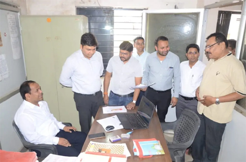 कलेक्टर ने चंगोराभाठा पटवारी कार्यालय का किया आकस्मिक निरीक्षण, राजस्व अभिलेखों को अपडेट रखने के निर्देश कलेक्टर ने चंगोराभाठा पटवारी कार्यालय का किया आकस्मिक निरीक्षण, राजस्व अभिलेखों को अपडेट रखने के निर्देश