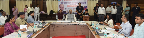 राज्यपाल ने ली ब्लॉक स्तरीय प्रशासनिक अधिकारियों की समीक्षा बैठक, सभी स्कूलों में शौचालय की सुविधा के दिए निर्देश