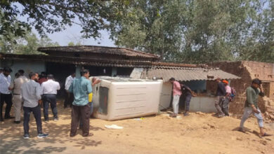 एसडीएम की कार अनियंत्रित होकर घर में घुसी, 2 आरक्षक समेत 4 घायल