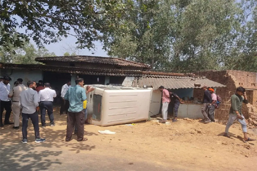 एसडीएम की कार अनियंत्रित होकर घर में घुसी, 2 आरक्षक समेत 4 घायल