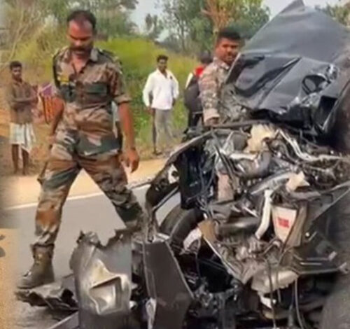 कार-ट्रक के बीच आमने-सामने की भिड़ंत में 4 घायल