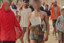 चोरी के संदेह में ग्रामीणों ने अर्धनग्न कर पत्नी के साथ जूते-चप्पलों की माला पहनाकर पस्ता गांव में घुमाया