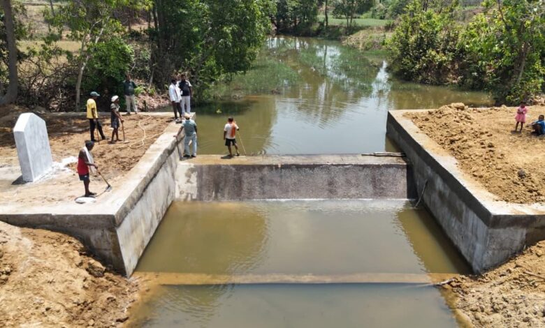 मनरेगा के तहत बने चेक डैम से किसानों को सालभर सिंचाई, आय और रोजगार में वृद्धि