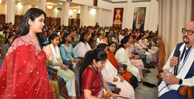 राज्यपाल डेका ने महाविद्यालय की छात्राओं से हुए रूबरू, सफलता के लिए दिया मार्गदर्शन