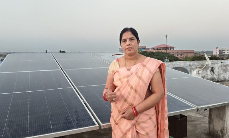 सोलर पैनल अपनाकर देवश्री साहू बनीं आत्मनिर्भर, बिजली बिल से मिली पूर्ण मुक्ति सोलर पैनल अपनाकर देवश्री साहू बनीं आत्मनिर्भर, बिजली बिल से मिली पूर्ण मुक्ति