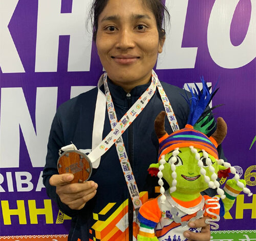 कुश्ती सीखने के लिए स्विमिंग पूल में जॉब करने वाली देबी की मेहनत लाई रंग, खेलो इंडिया ट्राइबल गेम्स में जीता रजत
