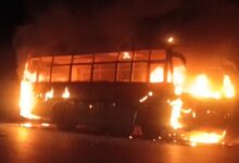 चलती बस में लगी आग, बारातियों में मची अफरा-तफरी