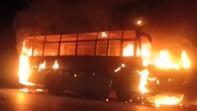 चलती बस में लगी आग, बारातियों में मची अफरा-तफरी