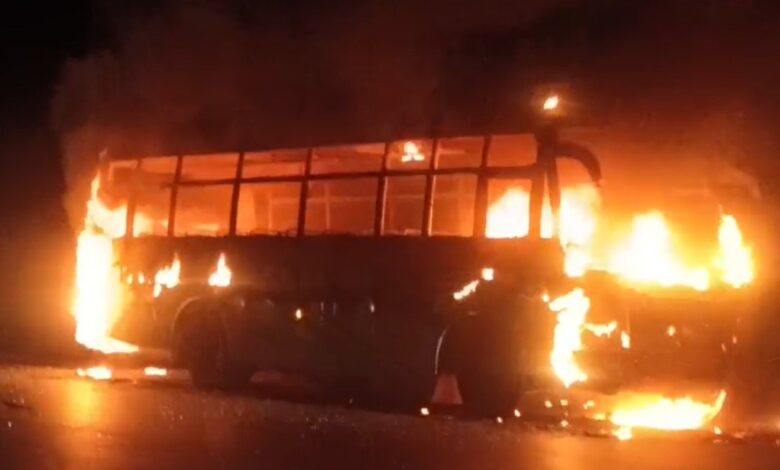 चलती बस में लगी आग, बारातियों में मची अफरा-तफरी