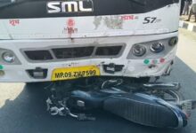 तेज रफ्तार फैक्ट्री बस ने बाइक सवार को रौंदा, ग्रामीणों ने सड़क जाम कर सुरक्षा की मांग की