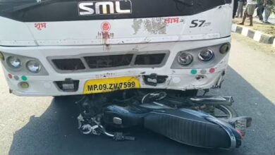 तेज रफ्तार फैक्ट्री बस ने बाइक सवार को रौंदा, ग्रामीणों ने सड़क जाम कर सुरक्षा की मांग की